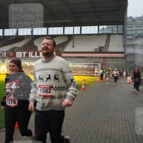 07.12.2025 - St. Pauli X-Mass-Run No. 15 Fabian Wolf http://msf.ph/oto/9416459 07.12.2025 11:09:41 Ziel 59, 66, 266, 330, 814, 971, 1084, 1157, 1579, 1582, 1851, 1870, 1945, 1974, 2042, 3151, 4190, 4191 meine-sportfotos.de