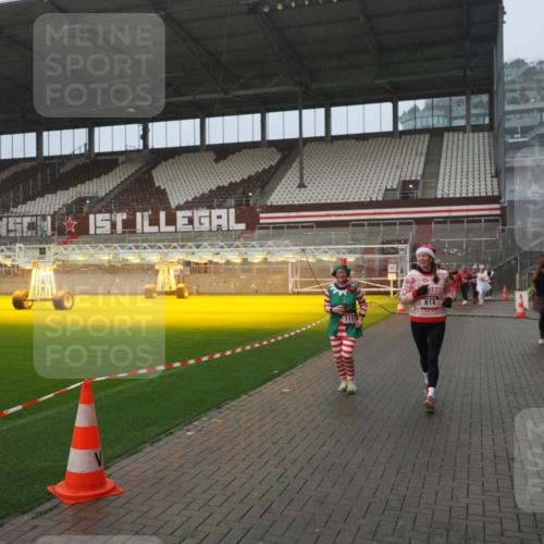 07.12.2025 - St. Pauli X-Mass-Run No. 15 Fabian Wolf http://msf.ph/oto/9416464 07.12.2025 11:09:45 Ziel 59, 66, 330, 696, 814, 863, 1157, 1579, 1582, 1870, 1945, 1974, 2042, 4190, 4191 meine-sportfotos.de