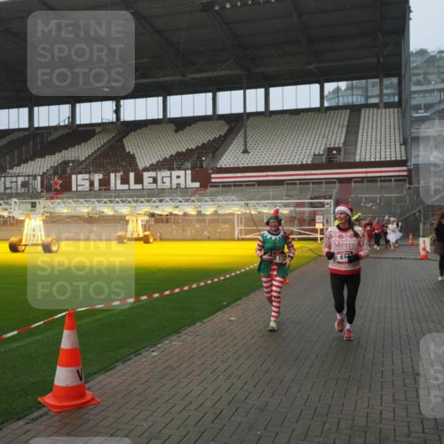 07.12.2025 - St. Pauli X-Mass-Run No. 15 Fabian Wolf http://msf.ph/oto/9416465 07.12.2025 11:09:45 Ziel 59, 66, 330, 696, 814, 863, 1157, 1579, 1582, 1870, 1945, 1974, 2042, 4190, 4191 meine-sportfotos.de
