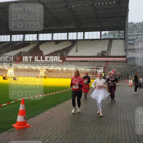 07.12.2025 - St. Pauli X-Mass-Run No. 15 Fabian Wolf http://msf.ph/oto/9416476 07.12.2025 11:09:52 Ziel 696, 720, 737, 755, 814, 863, 1157, 1163 meine-sportfotos.de