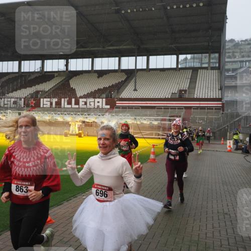 07.12.2025 - St. Pauli X-Mass-Run No. 15 Fabian Wolf http://msf.ph/oto/9416482 07.12.2025 11:09:53 Ziel 696, 720, 737, 755, 814, 863, 1157, 1163 meine-sportfotos.de