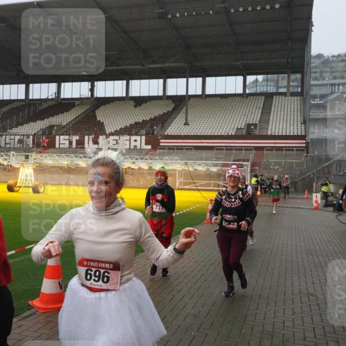07.12.2025 - St. Pauli X-Mass-Run No. 15 Fabian Wolf http://msf.ph/oto/9416483 07.12.2025 11:09:54 Ziel 696, 720, 737, 755, 814, 863, 1157, 1163 meine-sportfotos.de