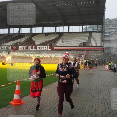 07.12.2025 - St. Pauli X-Mass-Run No. 15 Fabian Wolf http://msf.ph/oto/9416486 07.12.2025 11:09:54 Ziel 696, 720, 737, 755, 814, 863, 1157, 1163 meine-sportfotos.de