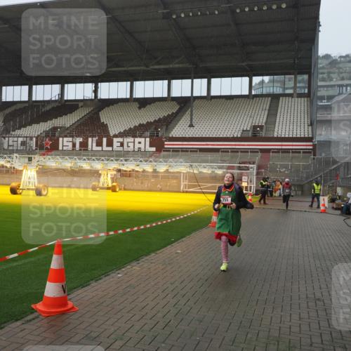 07.12.2025 - St. Pauli X-Mass-Run No. 15 Fabian Wolf http://msf.ph/oto/9416495 07.12.2025 11:09:57 Ziel 696, 720, 737, 753, 755, 814, 863, 1157, 1163 meine-sportfotos.de