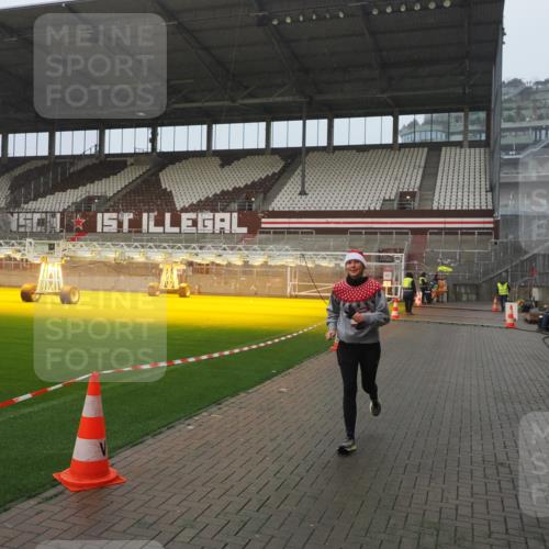 07.12.2025 - St. Pauli X-Mass-Run No. 15 Fabian Wolf http://msf.ph/oto/9416502 07.12.2025 11:10:02 Ziel 696, 720, 737, 753, 755, 863, 1163 meine-sportfotos.de