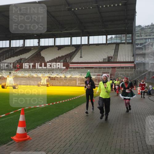 07.12.2025 - St. Pauli X-Mass-Run No. 15 Fabian Wolf http://msf.ph/oto/9416511 07.12.2025 11:10:20 Ziel 42, 53, 980, 1298, 1299, 1398, 1694, 1697, 1739, 1740, 2371 meine-sportfotos.de