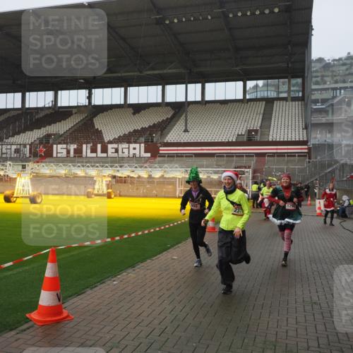 07.12.2025 - St. Pauli X-Mass-Run No. 15 Fabian Wolf http://msf.ph/oto/9416512 07.12.2025 11:10:20 Ziel 42, 53, 980, 1298, 1299, 1398, 1694, 1697, 1739, 1740, 2371 meine-sportfotos.de