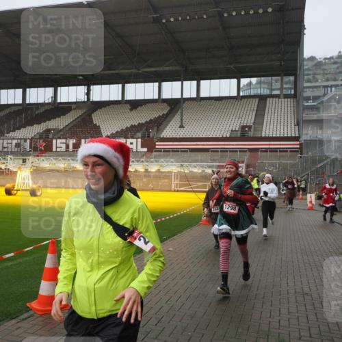 07.12.2025 - St. Pauli X-Mass-Run No. 15 Fabian Wolf http://msf.ph/oto/9416517 07.12.2025 11:10:21 Ziel 42, 53, 980, 1298, 1299, 1398, 1694, 1697, 1739, 1740, 2371 meine-sportfotos.de
