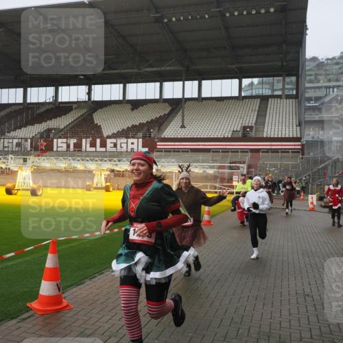 07.12.2025 - St. Pauli X-Mass-Run No. 15 Fabian Wolf http://msf.ph/oto/9416521 07.12.2025 11:10:22 Ziel 42, 53, 980, 1298, 1299, 1398, 1694, 1697, 1739, 1740, 2371 meine-sportfotos.de