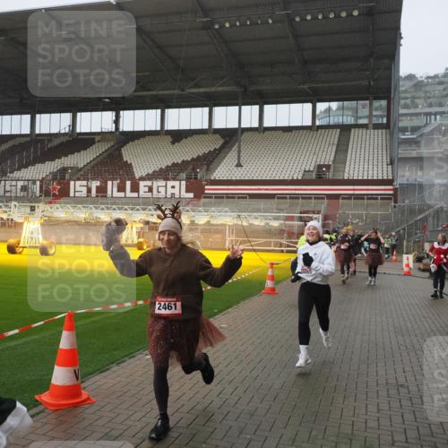 07.12.2025 - St. Pauli X-Mass-Run No. 15 Fabian Wolf http://msf.ph/oto/9416524 07.12.2025 11:10:23 Ziel 42, 53, 980, 1298, 1299, 1398, 1694, 1697, 1739, 1740, 2371 meine-sportfotos.de
