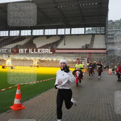 07.12.2025 - St. Pauli X-Mass-Run No. 15 Fabian Wolf http://msf.ph/oto/9416528 07.12.2025 11:10:23 Ziel 42, 53, 980, 1298, 1299, 1398, 1694, 1697, 1739, 1740, 2371 meine-sportfotos.de