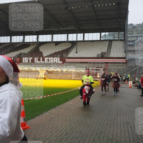 07.12.2025 - St. Pauli X-Mass-Run No. 15 Fabian Wolf http://msf.ph/oto/9416531 07.12.2025 11:10:24 Ziel 42, 53, 980, 1298, 1299, 1398, 1694, 1697, 1739, 1740, 2371 meine-sportfotos.de