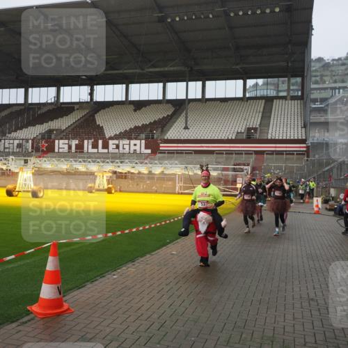 07.12.2025 - St. Pauli X-Mass-Run No. 15 Fabian Wolf http://msf.ph/oto/9416532 07.12.2025 11:10:24 Ziel 42, 53, 980, 1298, 1299, 1398, 1694, 1697, 1739, 1740, 2371 meine-sportfotos.de