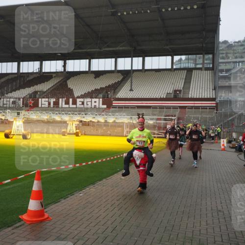 07.12.2025 - St. Pauli X-Mass-Run No. 15 Fabian Wolf http://msf.ph/oto/9416533 07.12.2025 11:10:24 Ziel 42, 53, 980, 1298, 1299, 1398, 1694, 1697, 1739, 1740, 2371 meine-sportfotos.de