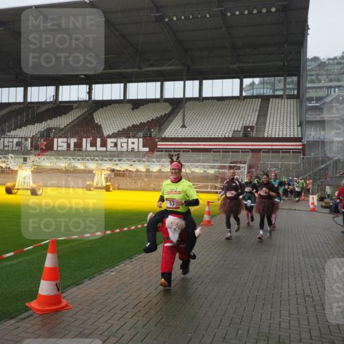 07.12.2025 - St. Pauli X-Mass-Run No. 15 Fabian Wolf http://msf.ph/oto/9416534 07.12.2025 11:10:25 Ziel 42, 53, 980, 1298, 1299, 1398, 1694, 1697, 1739, 1740, 2371 meine-sportfotos.de