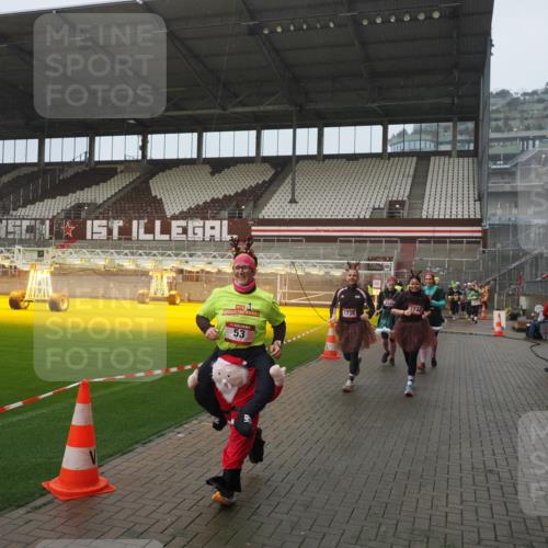 07.12.2025 - St. Pauli X-Mass-Run No. 15 Fabian Wolf http://msf.ph/oto/9416536 07.12.2025 11:10:25 Ziel 42, 53, 980, 1298, 1299, 1398, 1694, 1697, 1739, 1740, 2371 meine-sportfotos.de