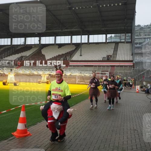 07.12.2025 - St. Pauli X-Mass-Run No. 15 Fabian Wolf http://msf.ph/oto/9416537 07.12.2025 11:10:25 Ziel 42, 53, 980, 1298, 1299, 1398, 1694, 1697, 1739, 1740, 2371 meine-sportfotos.de