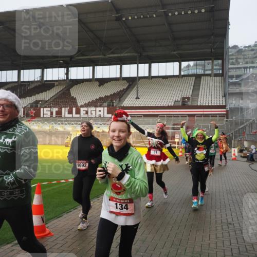 07.12.2025 - St. Pauli X-Mass-Run No. 15 Fabian Wolf http://msf.ph/oto/9416565 07.12.2025 11:10:35 Ziel 29, 30, 31, 42, 49, 53, 122, 134, 745, 980, 1064, 1066, 1298, 1380, 1398, 1692, 1694, 1697, 1739, 1740, 3124, 3136 meine-sportfotos.de