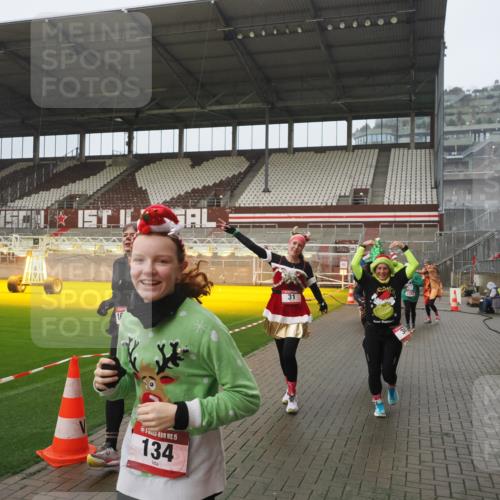 07.12.2025 - St. Pauli X-Mass-Run No. 15 Fabian Wolf http://msf.ph/oto/9416566 07.12.2025 11:10:35 Ziel 29, 30, 31, 42, 49, 53, 122, 134, 745, 980, 1064, 1066, 1298, 1380, 1398, 1692, 1694, 1697, 1739, 1740, 3124, 3136 meine-sportfotos.de