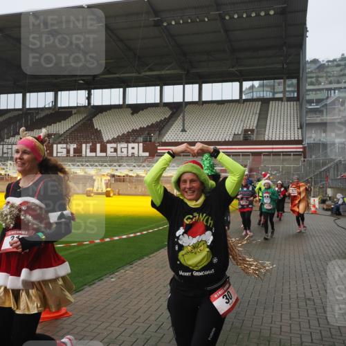 07.12.2025 - St. Pauli X-Mass-Run No. 15 Fabian Wolf http://msf.ph/oto/9416573 07.12.2025 11:10:36 Ziel 29, 30, 31, 49, 53, 122, 134, 745, 1064, 1066, 1298, 1380, 1398, 1626, 1692, 1694, 1697, 1739, 1740, 3124, 3136 meine-sportfotos.de