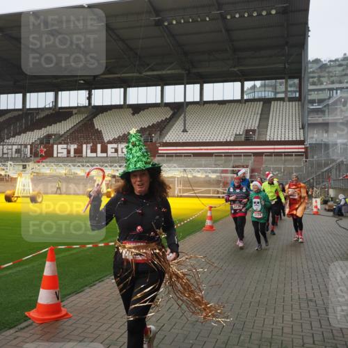 07.12.2025 - St. Pauli X-Mass-Run No. 15 Fabian Wolf http://msf.ph/oto/9416577 07.12.2025 11:10:37 Ziel 29, 30, 31, 49, 53, 122, 134, 745, 1064, 1066, 1380, 1398, 1626, 1692, 1694, 1697, 1739, 1740, 3124, 3136 meine-sportfotos.de