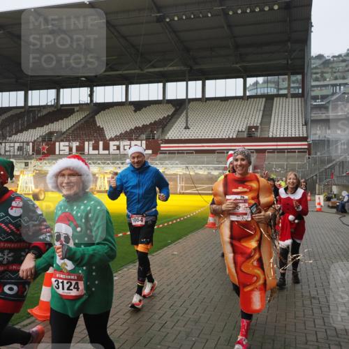 07.12.2025 - St. Pauli X-Mass-Run No. 15 Fabian Wolf http://msf.ph/oto/9416592 07.12.2025 11:10:40 Ziel 29, 30, 31, 49, 122, 134, 745, 1064, 1066, 1380, 1398, 1584, 1626, 1692, 1694, 3124, 3136, 4574 meine-sportfotos.de