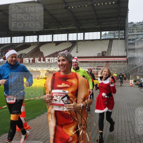 07.12.2025 - St. Pauli X-Mass-Run No. 15 Fabian Wolf http://msf.ph/oto/9416596 07.12.2025 11:10:41 Ziel 29, 30, 31, 49, 122, 134, 745, 1064, 1066, 1380, 1584, 1626, 1692, 3124, 3136, 4574 meine-sportfotos.de