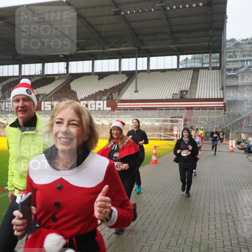 07.12.2025 - St. Pauli X-Mass-Run No. 15 Fabian Wolf http://msf.ph/oto/9416601 07.12.2025 11:10:42 Ziel 29, 30, 31, 49, 122, 134, 745, 1064, 1066, 1380, 1584, 1626, 1692, 3124, 3136, 4574 meine-sportfotos.de