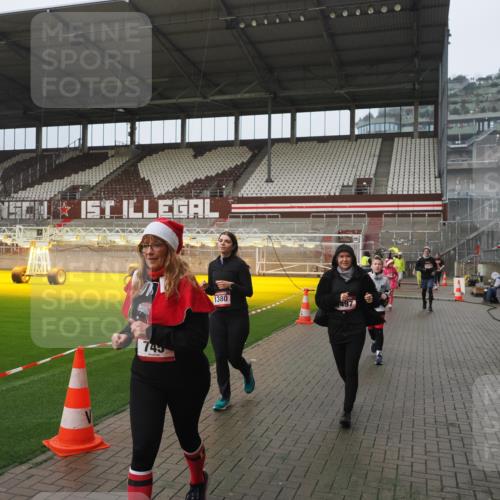 07.12.2025 - St. Pauli X-Mass-Run No. 15 Fabian Wolf http://msf.ph/oto/9416603 07.12.2025 11:10:43 Ziel 29, 30, 31, 49, 122, 134, 745, 1064, 1066, 1380, 1400, 1402, 1584, 1626, 1692, 3124, 3136, 4574 meine-sportfotos.de