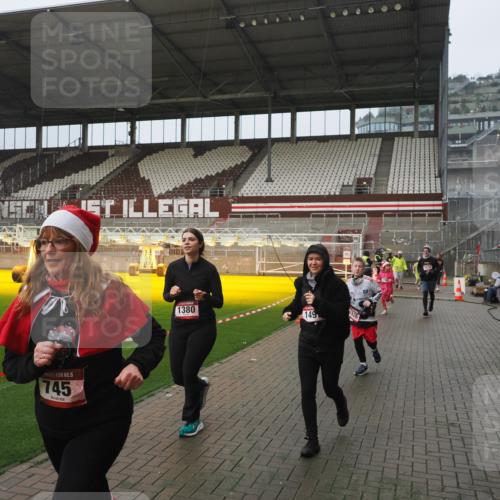 07.12.2025 - St. Pauli X-Mass-Run No. 15 Fabian Wolf http://msf.ph/oto/9416605 07.12.2025 11:10:43 Ziel 29, 30, 31, 49, 122, 134, 745, 1064, 1066, 1380, 1400, 1402, 1584, 1626, 1692, 3124, 3136, 4574 meine-sportfotos.de
