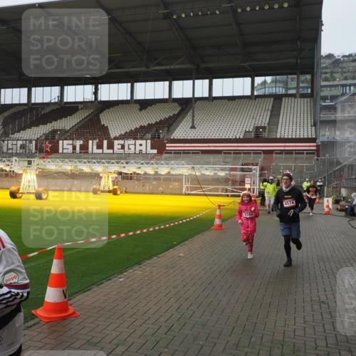 07.12.2025 - St. Pauli X-Mass-Run No. 15 Fabian Wolf http://msf.ph/oto/9416613 07.12.2025 11:10:45 Ziel 29, 30, 31, 49, 122, 134, 745, 1064, 1066, 1380, 1400, 1402, 1584, 1626, 1692, 3124, 3136, 4574 meine-sportfotos.de