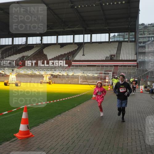 07.12.2025 - St. Pauli X-Mass-Run No. 15 Fabian Wolf http://msf.ph/oto/9416615 07.12.2025 11:10:46 Ziel 29, 30, 31, 49, 122, 134, 745, 1064, 1066, 1380, 1400, 1402, 1584, 1626, 1692, 3124, 3136, 4574 meine-sportfotos.de