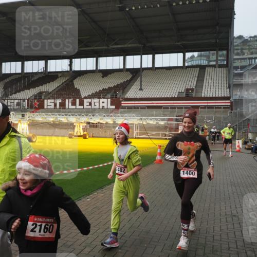 07.12.2025 - St. Pauli X-Mass-Run No. 15 Fabian Wolf http://msf.ph/oto/9416628 07.12.2025 11:10:50 Ziel 29, 745, 1064, 1066, 1380, 1400, 1402, 1584, 1626, 2616, 4574 meine-sportfotos.de