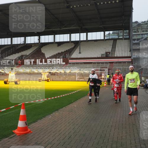 07.12.2025 - St. Pauli X-Mass-Run No. 15 Fabian Wolf http://msf.ph/oto/9416633 07.12.2025 11:10:57 Ziel 48, 660, 667, 669, 1400, 1402, 1584, 2616, 4574 meine-sportfotos.de