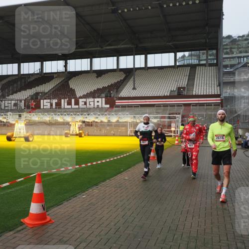 07.12.2025 - St. Pauli X-Mass-Run No. 15 Fabian Wolf http://msf.ph/oto/9416635 07.12.2025 11:10:58 Ziel 48, 660, 667, 669, 1400, 1402, 1584, 2616, 4574 meine-sportfotos.de