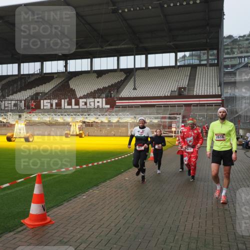 07.12.2025 - St. Pauli X-Mass-Run No. 15 Fabian Wolf http://msf.ph/oto/9416636 07.12.2025 11:10:58 Ziel 48, 660, 667, 669, 1400, 1402, 1584, 2616, 4574 meine-sportfotos.de