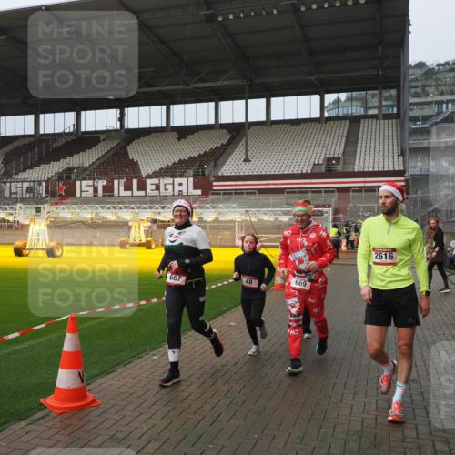 07.12.2025 - St. Pauli X-Mass-Run No. 15 Fabian Wolf http://msf.ph/oto/9416641 07.12.2025 11:10:59 Ziel 48, 660, 667, 669, 1400, 1402, 1584, 2616, 4574 meine-sportfotos.de