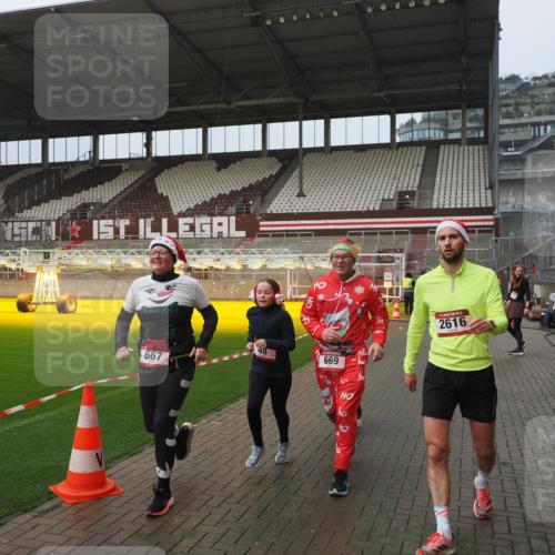 07.12.2025 - St. Pauli X-Mass-Run No. 15 Fabian Wolf http://msf.ph/oto/9416643 07.12.2025 11:10:59 Ziel 48, 660, 667, 669, 1400, 1402, 1584, 2616, 4574 meine-sportfotos.de