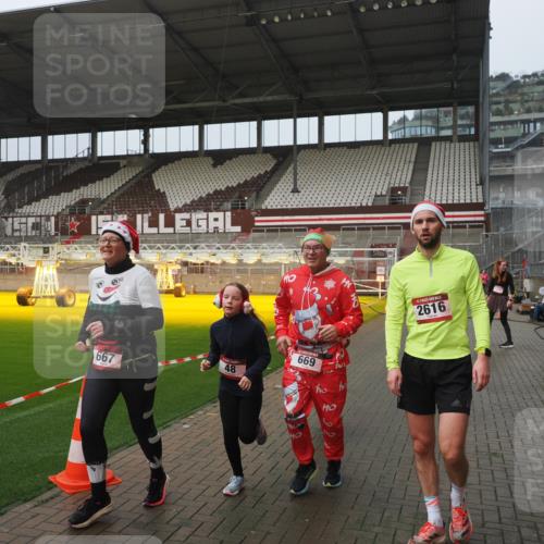 07.12.2025 - St. Pauli X-Mass-Run No. 15 Fabian Wolf http://msf.ph/oto/9416644 07.12.2025 11:11:00 Ziel 48, 660, 667, 669, 1400, 1402, 2616 meine-sportfotos.de
