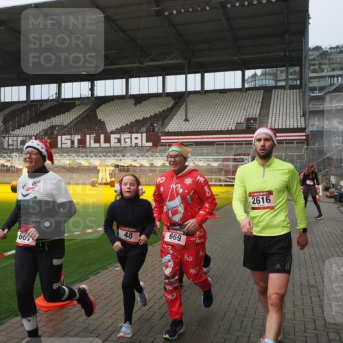 07.12.2025 - St. Pauli X-Mass-Run No. 15 Fabian Wolf http://msf.ph/oto/9416645 07.12.2025 11:11:00 Ziel 48, 660, 667, 669, 1400, 1402, 2616 meine-sportfotos.de