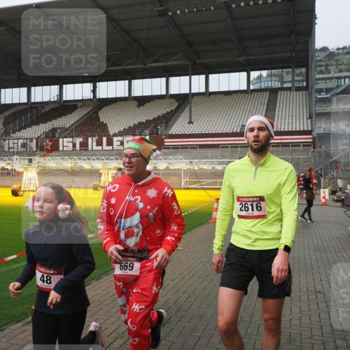 07.12.2025 - St. Pauli X-Mass-Run No. 15 Fabian Wolf http://msf.ph/oto/9416647 07.12.2025 11:11:00 Ziel 48, 660, 667, 669, 1400, 1402, 2616 meine-sportfotos.de