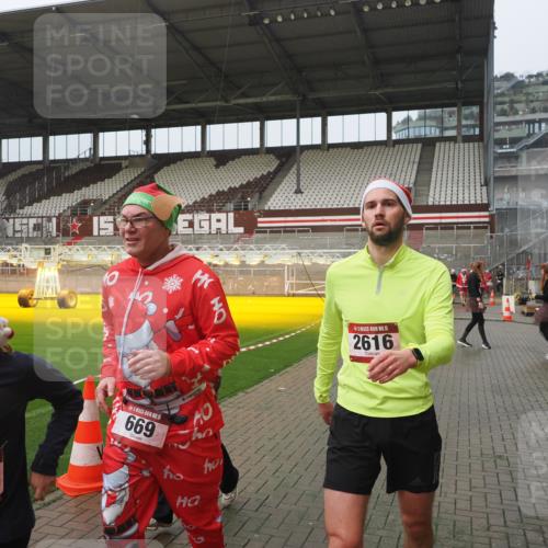 07.12.2025 - St. Pauli X-Mass-Run No. 15 Fabian Wolf http://msf.ph/oto/9416648 07.12.2025 11:11:00 Ziel 48, 660, 667, 669, 1400, 1402, 2616 meine-sportfotos.de