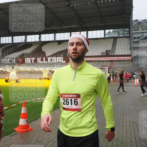 07.12.2025 - St. Pauli X-Mass-Run No. 15 Fabian Wolf http://msf.ph/oto/9416651 07.12.2025 11:11:01 Ziel 48, 660, 667, 669, 1400, 1402, 1518, 2616 meine-sportfotos.de