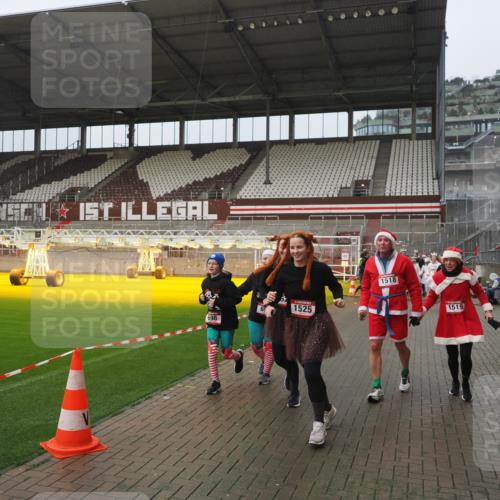 07.12.2025 - St. Pauli X-Mass-Run No. 15 Fabian Wolf http://msf.ph/oto/9416654 07.12.2025 11:11:11 Ziel 48, 411, 660, 667, 669, 697, 698, 777, 787, 788, 812, 815, 817, 832, 841, 909, 1518, 1519, 1557, 1565, 1568, 1619, 1707, 2258, 2742, 4801, 4813 meine-sportfotos.de