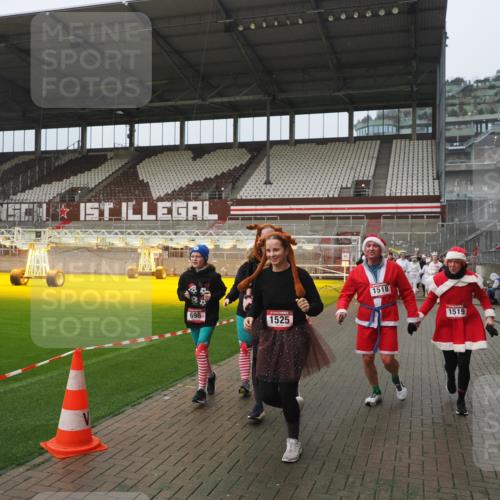 07.12.2025 - St. Pauli X-Mass-Run No. 15 Fabian Wolf http://msf.ph/oto/9416655 07.12.2025 11:11:11 Ziel 48, 411, 660, 667, 669, 697, 698, 777, 787, 788, 812, 815, 817, 832, 841, 909, 1518, 1519, 1557, 1565, 1568, 1619, 1707, 2258, 2742, 4801, 4813 meine-sportfotos.de