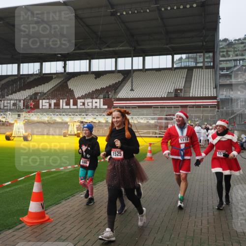 07.12.2025 - St. Pauli X-Mass-Run No. 15 Fabian Wolf http://msf.ph/oto/9416656 07.12.2025 11:11:11 Ziel 48, 411, 660, 667, 669, 697, 698, 777, 787, 788, 812, 815, 817, 832, 841, 909, 1518, 1519, 1557, 1565, 1568, 1619, 1707, 2258, 2742, 4801, 4813 meine-sportfotos.de