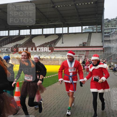 07.12.2025 - St. Pauli X-Mass-Run No. 15 Fabian Wolf http://msf.ph/oto/9416660 07.12.2025 11:11:12 Ziel 48, 411, 660, 697, 698, 777, 787, 788, 812, 815, 817, 832, 841, 909, 1145, 1146, 1147, 1518, 1519, 1557, 1565, 1568, 1619, 1707, 2258, 2742, 4801, 4813 meine-sportfotos.de