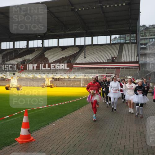07.12.2025 - St. Pauli X-Mass-Run No. 15 Fabian Wolf http://msf.ph/oto/9416670 07.12.2025 11:11:16 Ziel 411, 697, 698, 777, 787, 788, 812, 815, 817, 832, 841, 909, 1145, 1146, 1147, 1518, 1519, 1557, 1565, 1568, 1619, 1707, 2258, 2742, 4801, 4805, 4806, 4810, 4813, 5005, 5006 meine-sportfotos.de