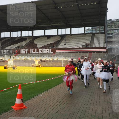 07.12.2025 - St. Pauli X-Mass-Run No. 15 Fabian Wolf http://msf.ph/oto/9416671 07.12.2025 11:11:16 Ziel 411, 697, 698, 777, 787, 788, 812, 815, 817, 832, 841, 909, 1145, 1146, 1147, 1518, 1519, 1557, 1565, 1568, 1619, 1707, 2258, 2742, 4801, 4805, 4806, 4810, 4813, 5005, 5006 meine-sportfotos.de