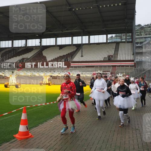 07.12.2025 - St. Pauli X-Mass-Run No. 15 Fabian Wolf http://msf.ph/oto/9416675 07.12.2025 11:11:17 Ziel 182, 190, 411, 697, 698, 777, 787, 788, 812, 815, 817, 832, 841, 909, 1145, 1146, 1147, 1518, 1519, 1557, 1565, 1568, 1619, 1707, 2258, 2742, 4801, 4805, 4806, 4810, 4813, 5005, 5006 meine-sportfotos.de